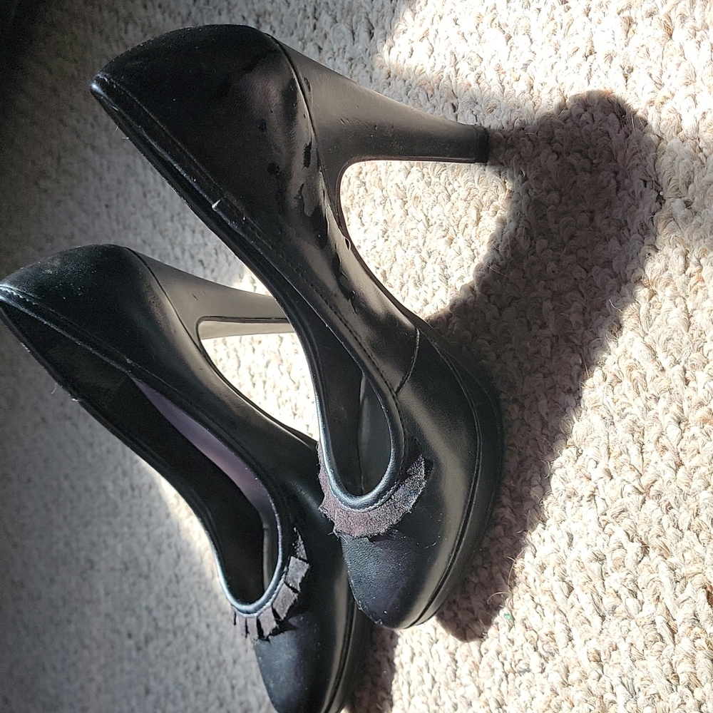 Fiona Ruffle Toe Heels. Size 7 - Picture 2 of 4